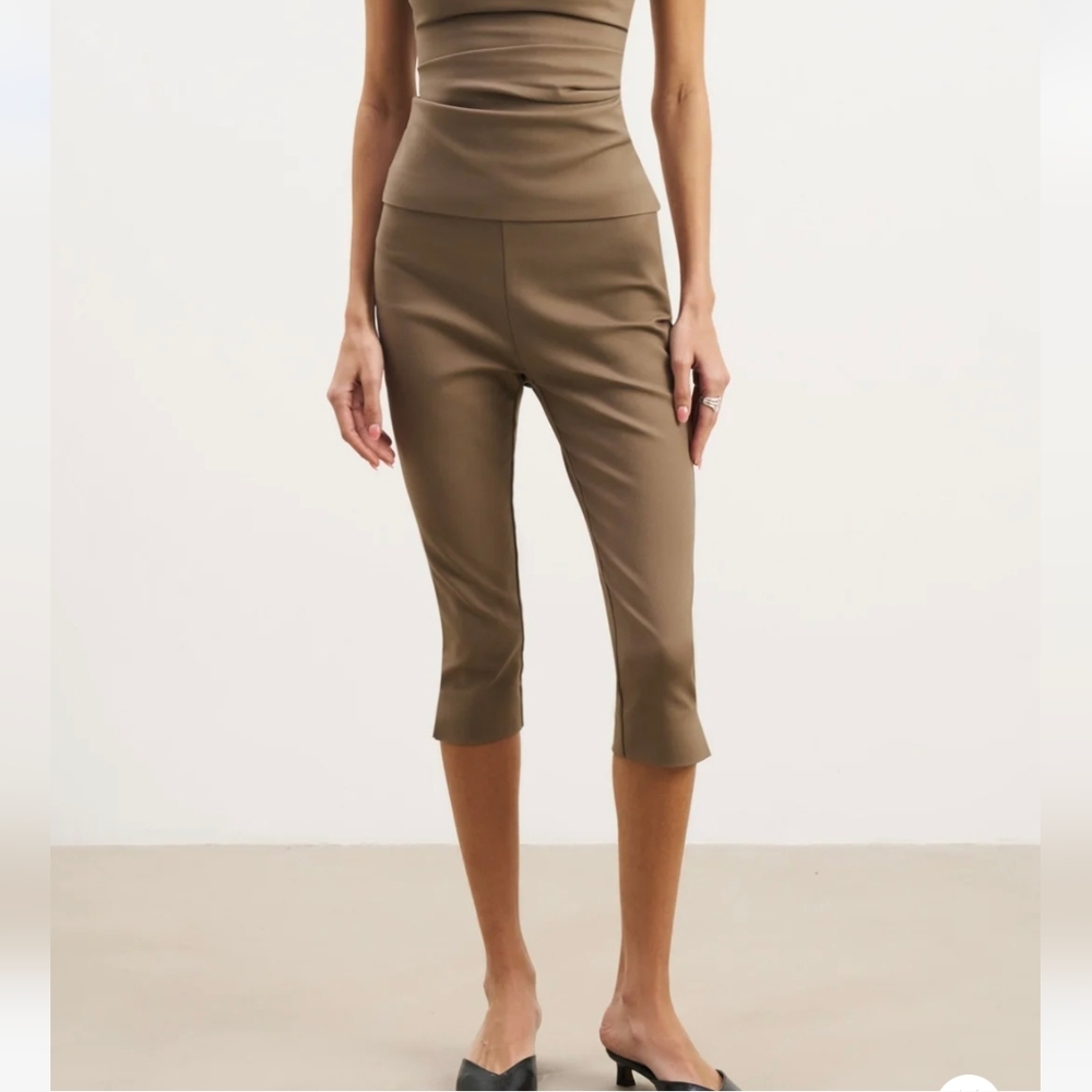 NWT Boa Tailored Capri Leggings, Chic Women's Tan Capri Pants